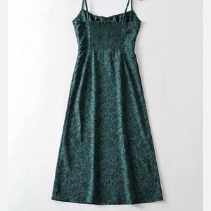 Elegant Green Maxi Dress with Lace Detail